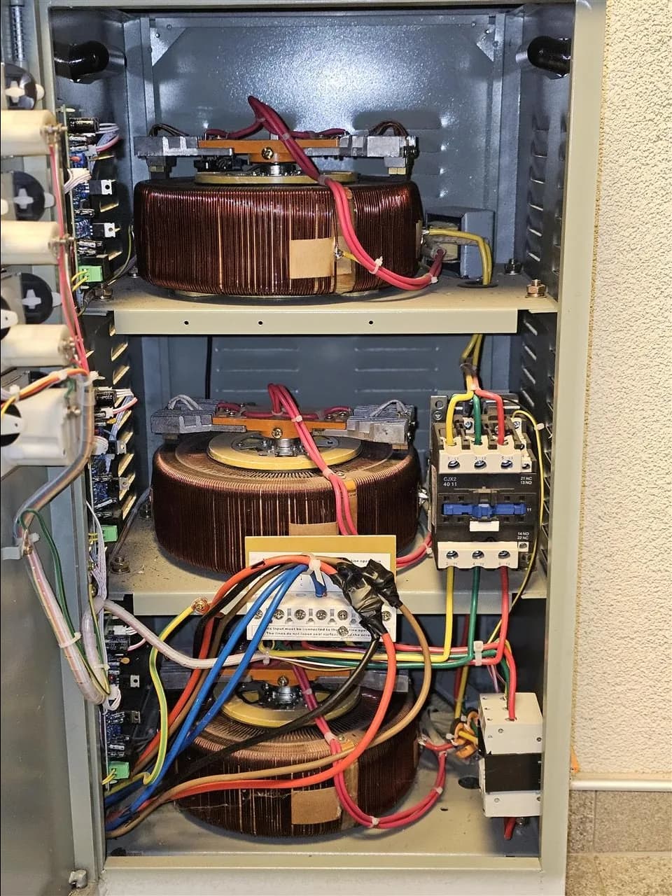 Rregullues automatik i tensionit 20KVA — foto 2 nga 4