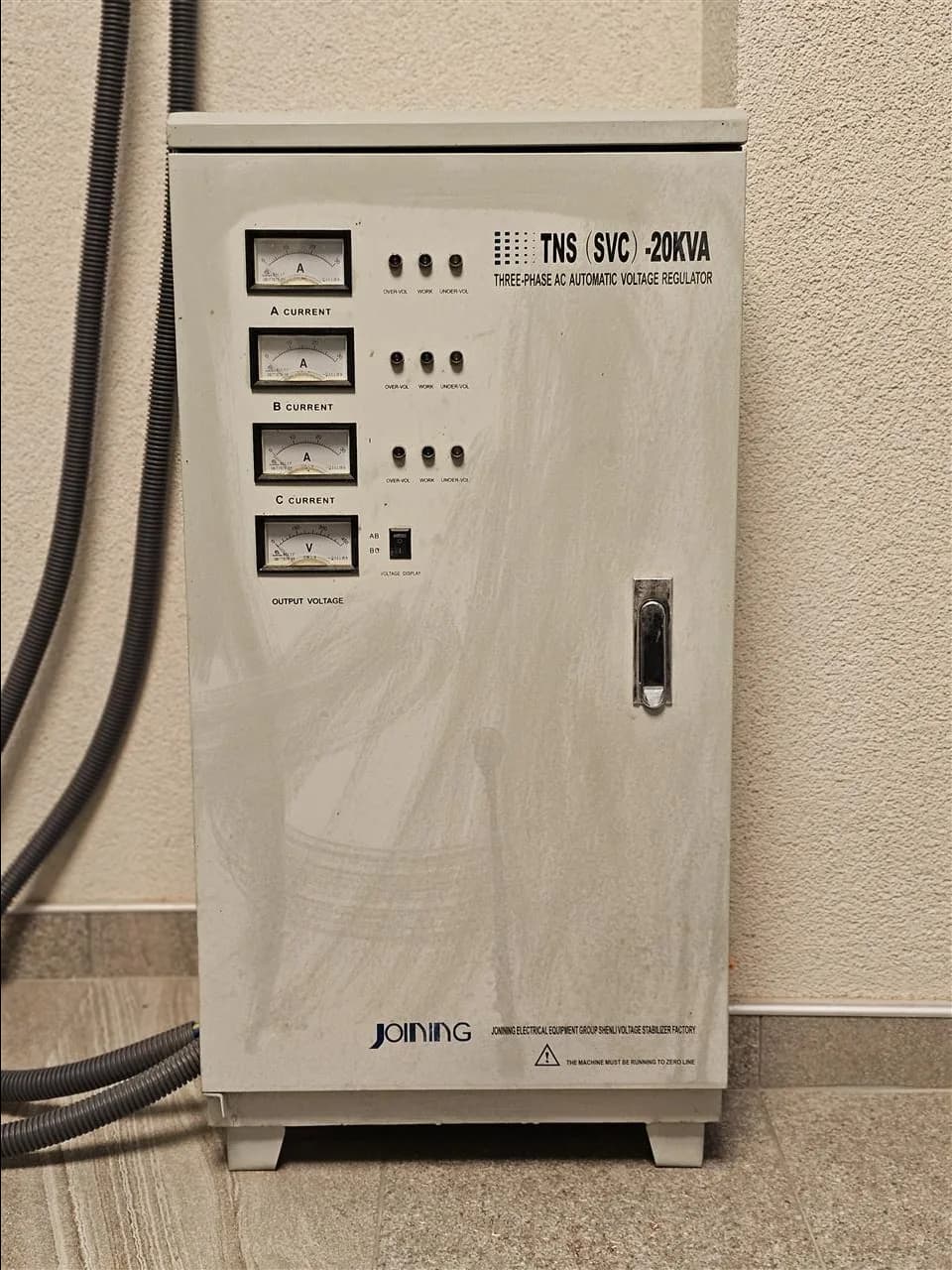 Rregullues automatik i tensionit 20KVA — foto 1 nga 4