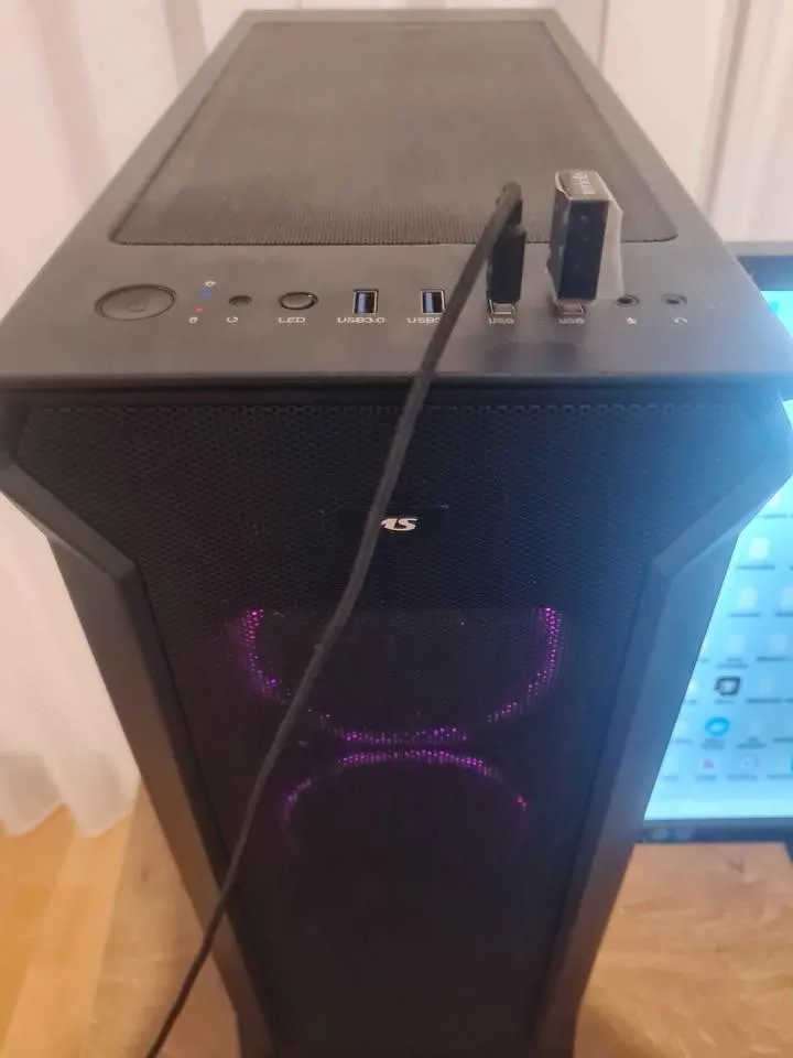 Setup i plotë Gaming PC me Ryzen 5 5500, RX 580 8 GB dhe 16 GB RAM — foto 2 nga 4