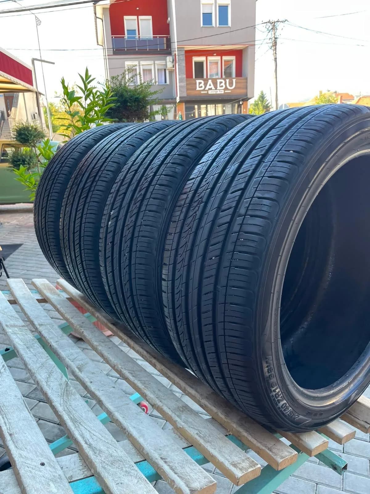 Shes goma 245/40/19, Viti 2025 — foto 1 nga 6