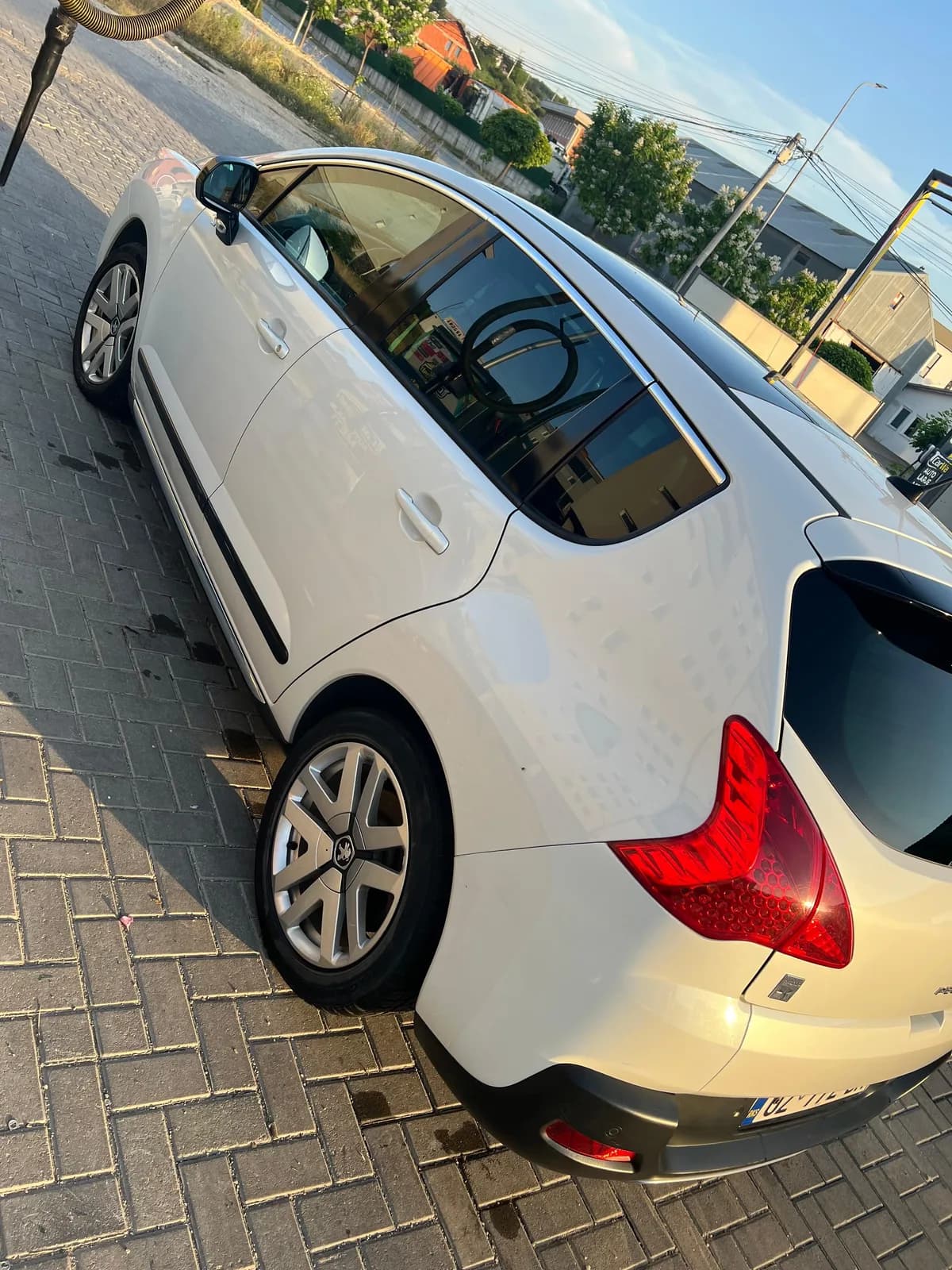 Peugeot 3008 Hybrid4 4x4, automatik — foto 1 nga 10