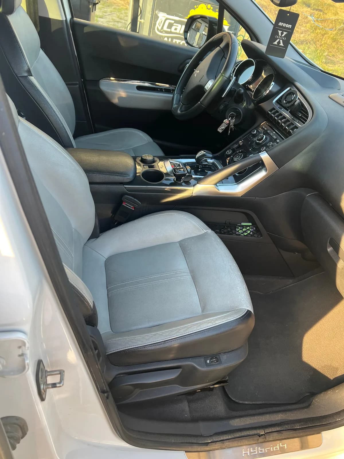 Peugeot 3008 Hybrid4 4x4, automatik — foto 2 nga 10