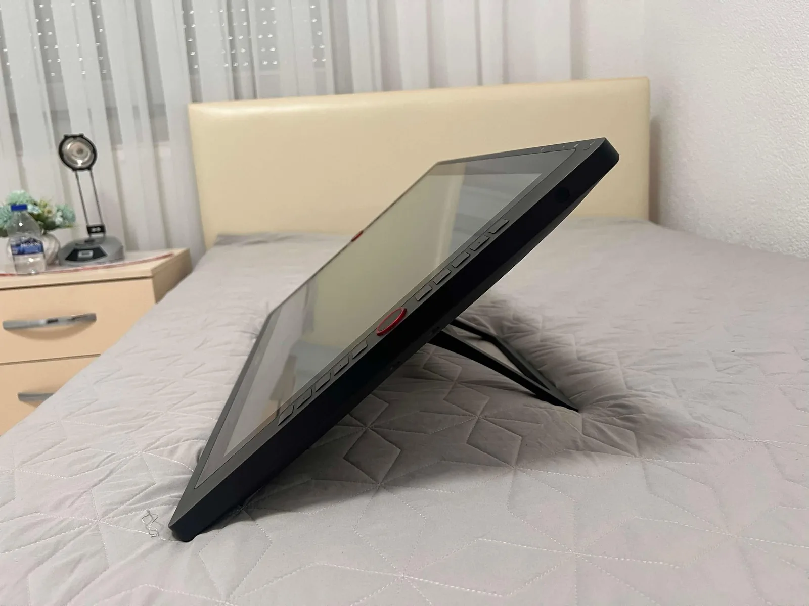 XP-Pen Artist 24 Pro — tablet grafik me ekran — foto 2 nga 6